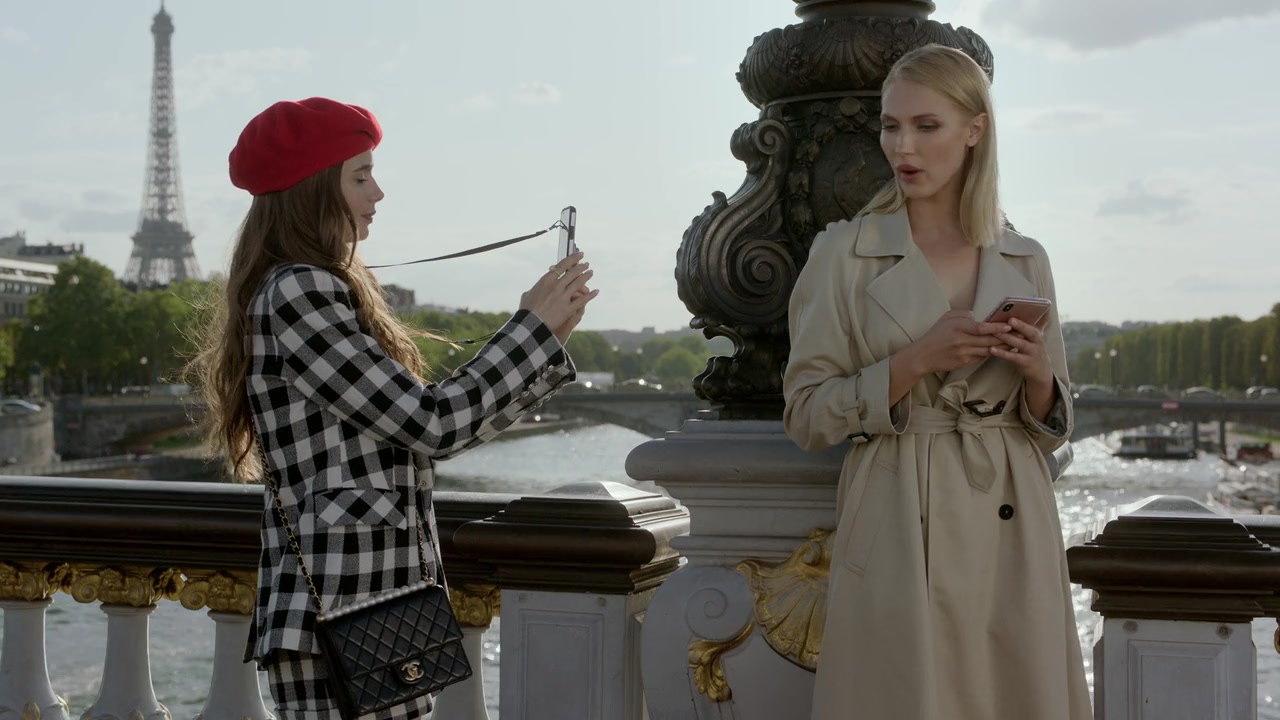 Emily_in_Paris_S01E03_Sexy_or_Sexist_720p_NF_WEB-DL_DDP5_1_x264-BTN_0369.jpg