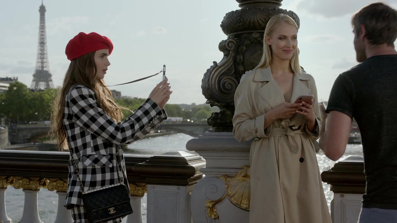 Emily_in_Paris_S01E03_Sexy_or_Sexist_720p_NF_WEB-DL_DDP5_1_x264-BTN_0372.jpg