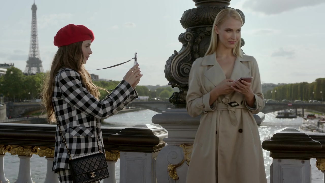Emily_in_Paris_S01E03_Sexy_or_Sexist_720p_NF_WEB-DL_DDP5_1_x264-BTN_0373.jpg