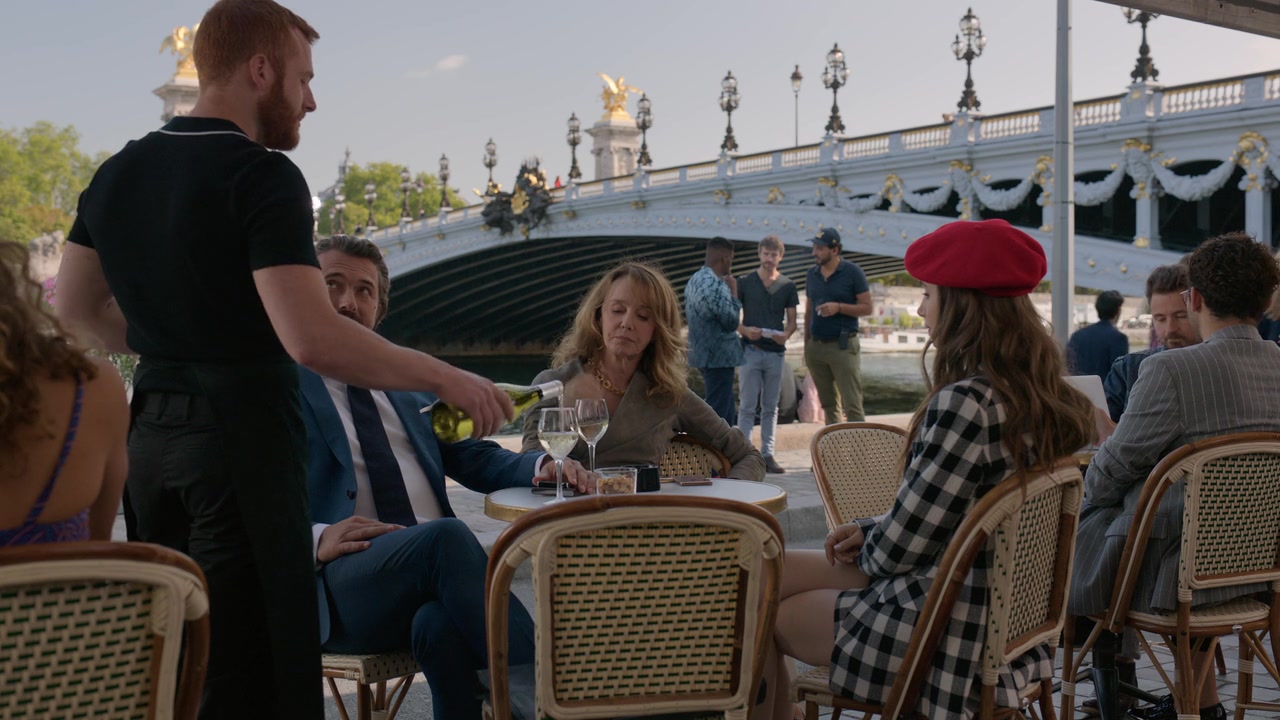 Emily_in_Paris_S01E03_Sexy_or_Sexist_720p_NF_WEB-DL_DDP5_1_x264-BTN_0424.jpg