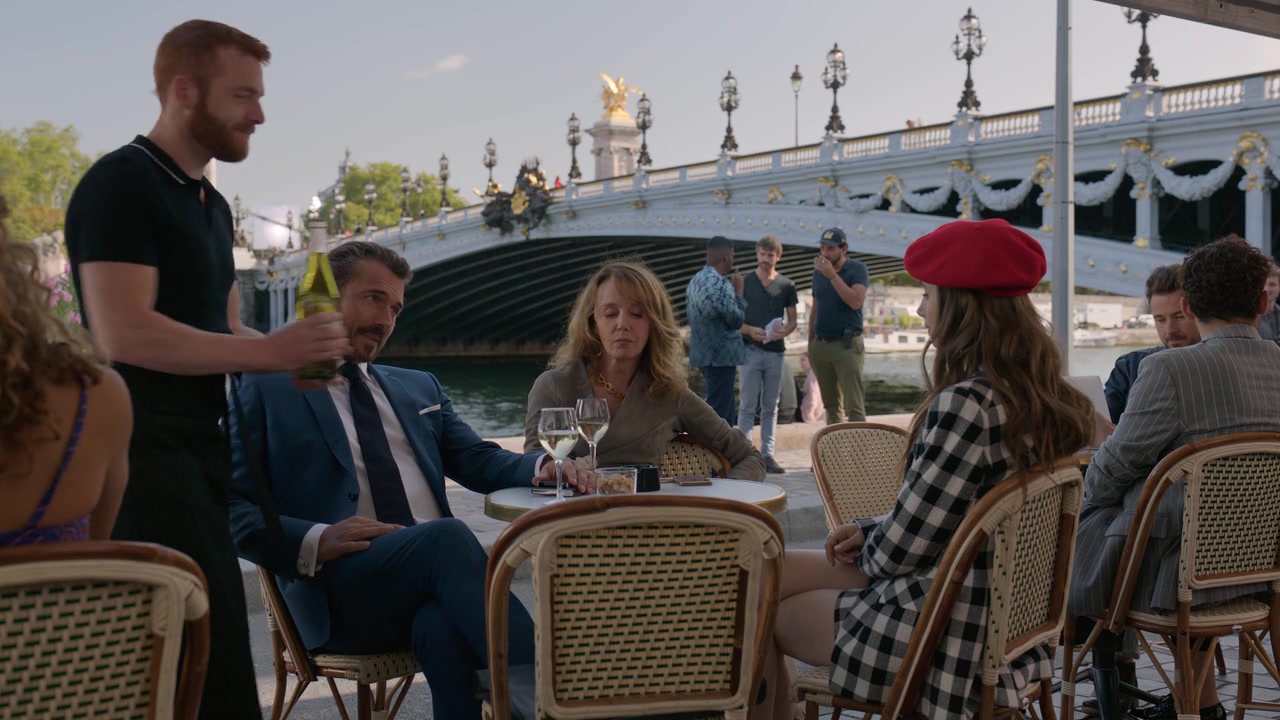 Emily_in_Paris_S01E03_Sexy_or_Sexist_720p_NF_WEB-DL_DDP5_1_x264-BTN_0425.jpg