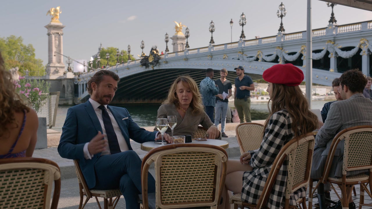 Emily_in_Paris_S01E03_Sexy_or_Sexist_720p_NF_WEB-DL_DDP5_1_x264-BTN_0426.jpg