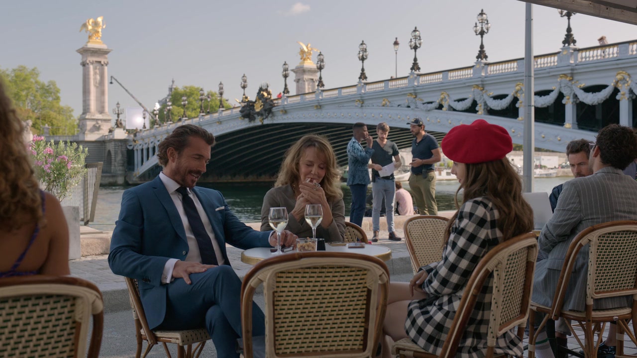 Emily_in_Paris_S01E03_Sexy_or_Sexist_720p_NF_WEB-DL_DDP5_1_x264-BTN_0438.jpg