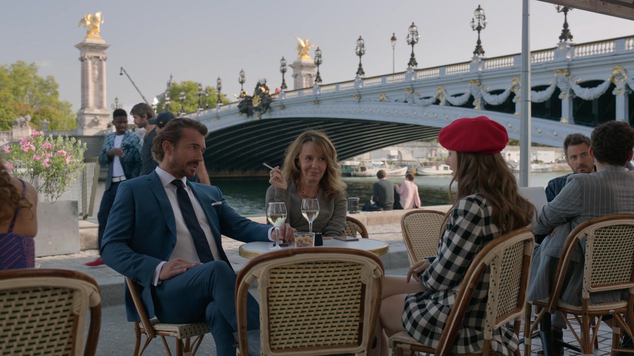 Emily_in_Paris_S01E03_Sexy_or_Sexist_720p_NF_WEB-DL_DDP5_1_x264-BTN_0448.jpg