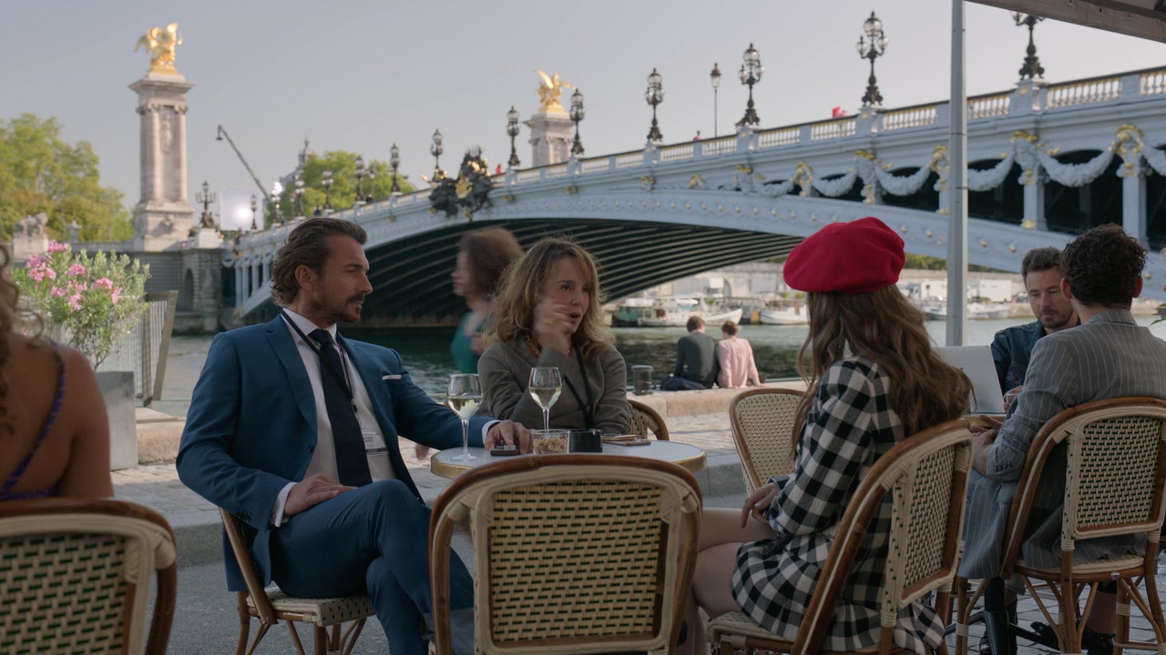 Emily_in_Paris_S01E03_Sexy_or_Sexist_720p_NF_WEB-DL_DDP5_1_x264-BTN_0460.jpg