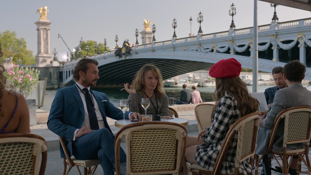 Emily_in_Paris_S01E03_Sexy_or_Sexist_720p_NF_WEB-DL_DDP5_1_x264-BTN_0461.jpg