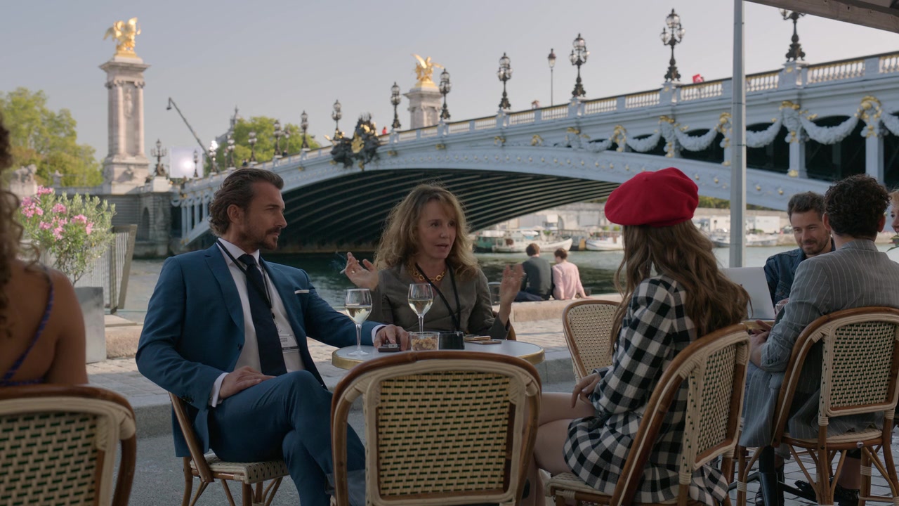 Emily_in_Paris_S01E03_Sexy_or_Sexist_720p_NF_WEB-DL_DDP5_1_x264-BTN_0462.jpg