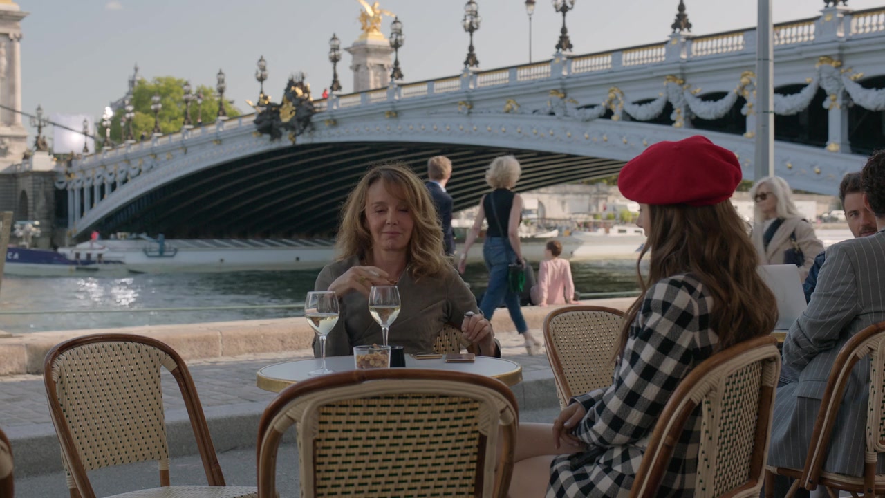 Emily_in_Paris_S01E03_Sexy_or_Sexist_720p_NF_WEB-DL_DDP5_1_x264-BTN_0492.jpg