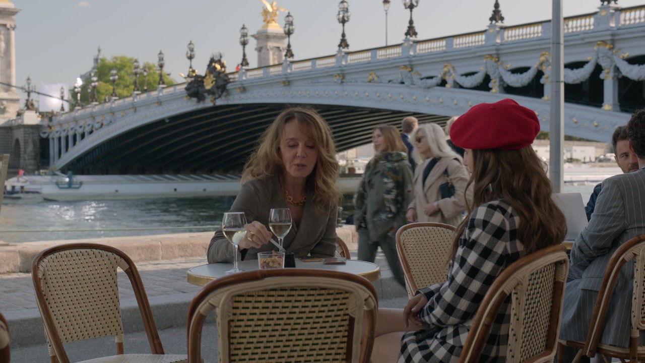 Emily_in_Paris_S01E03_Sexy_or_Sexist_720p_NF_WEB-DL_DDP5_1_x264-BTN_0493.jpg