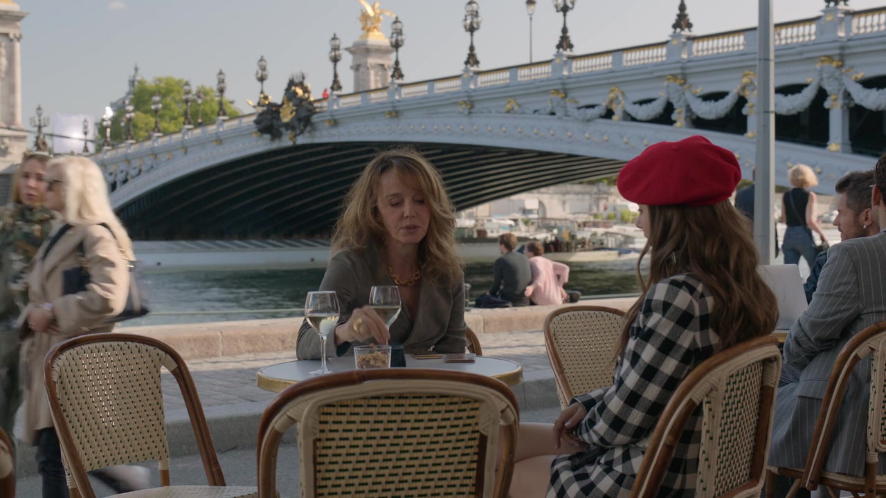 Emily_in_Paris_S01E03_Sexy_or_Sexist_720p_NF_WEB-DL_DDP5_1_x264-BTN_0495.jpg