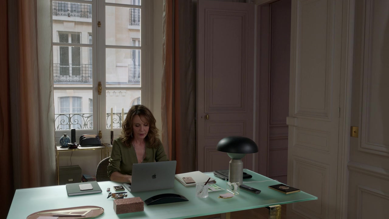 Emily_in_Paris_S01E03_Sexy_or_Sexist_720p_NF_WEB-DL_DDP5_1_x264-BTN_0793.jpg