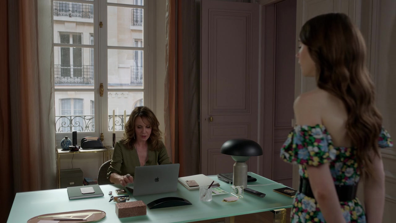 Emily_in_Paris_S01E03_Sexy_or_Sexist_720p_NF_WEB-DL_DDP5_1_x264-BTN_0794.jpg