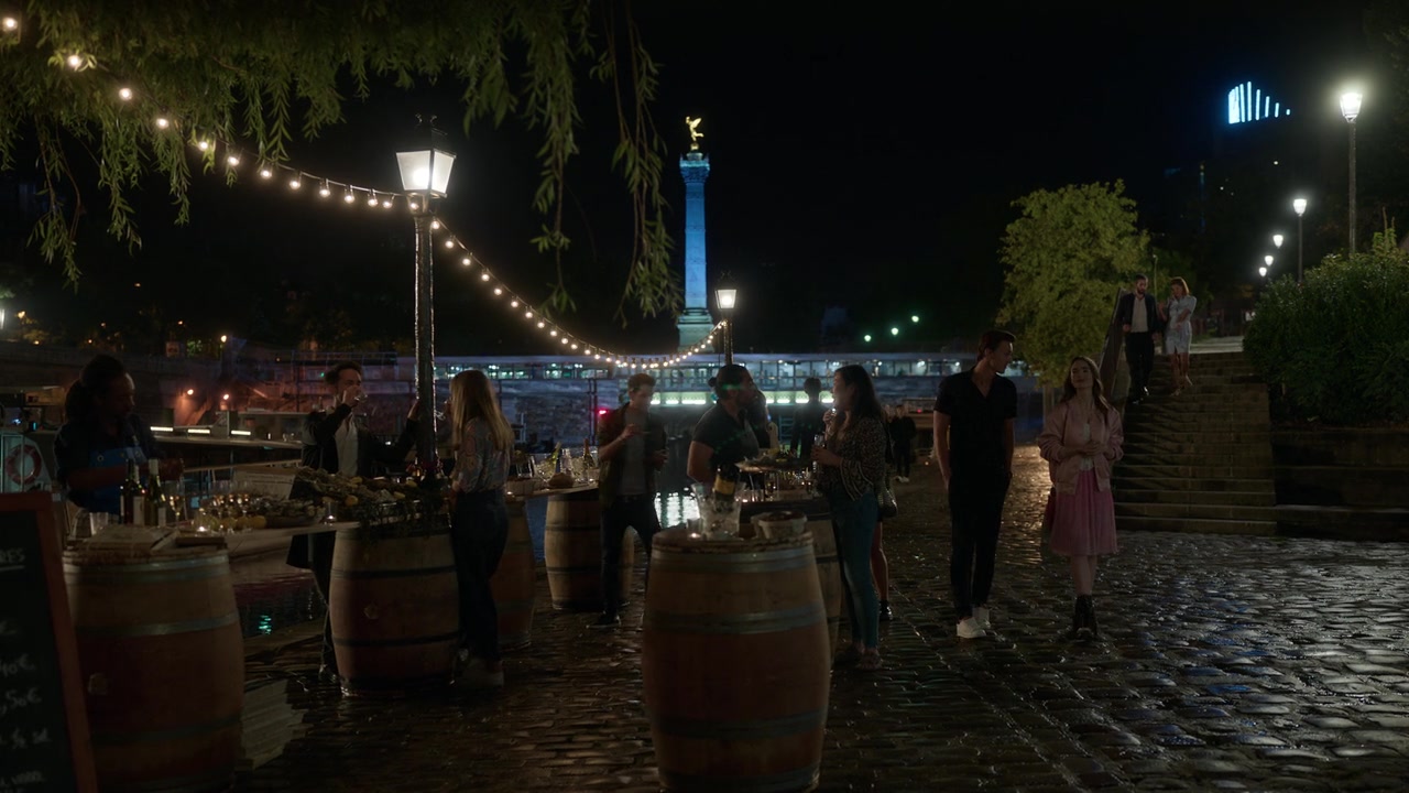 Emily_in_Paris_S01E03_Sexy_or_Sexist_720p_NF_WEB-DL_DDP5_1_x264-BTN_0952.jpg