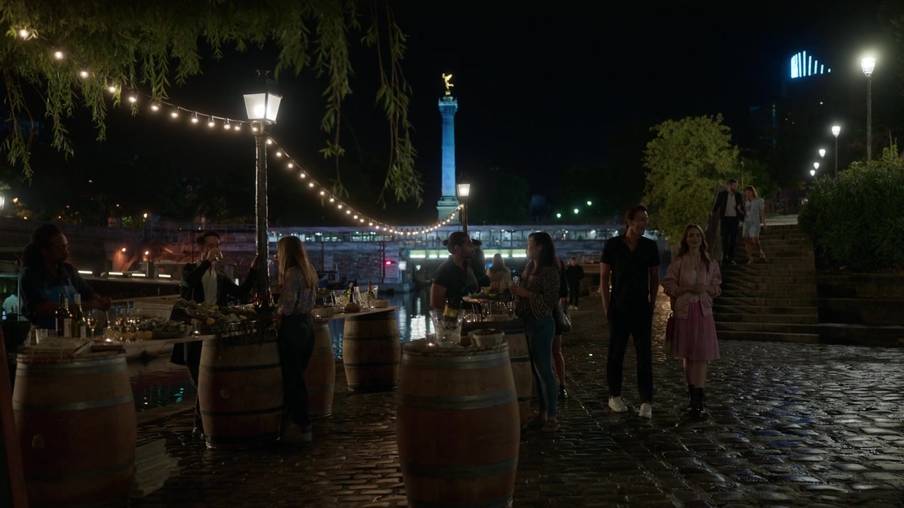 Emily_in_Paris_S01E03_Sexy_or_Sexist_720p_NF_WEB-DL_DDP5_1_x264-BTN_0953.jpg