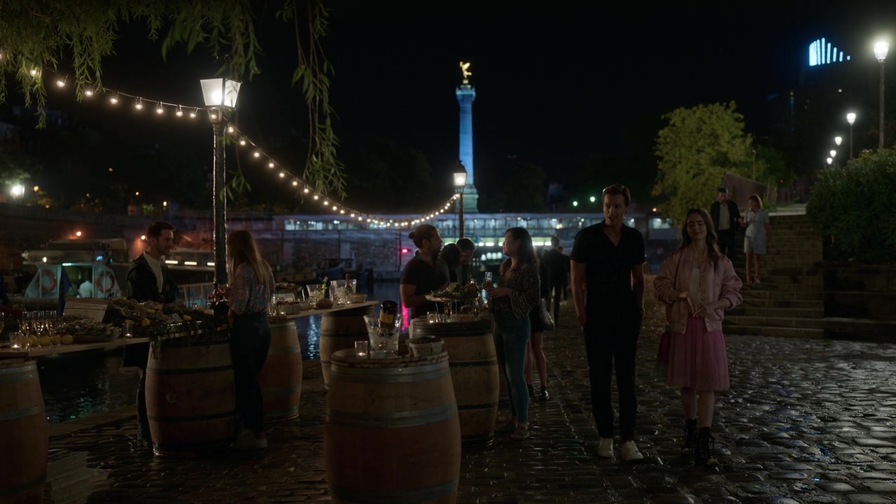 Emily_in_Paris_S01E03_Sexy_or_Sexist_720p_NF_WEB-DL_DDP5_1_x264-BTN_0957.jpg