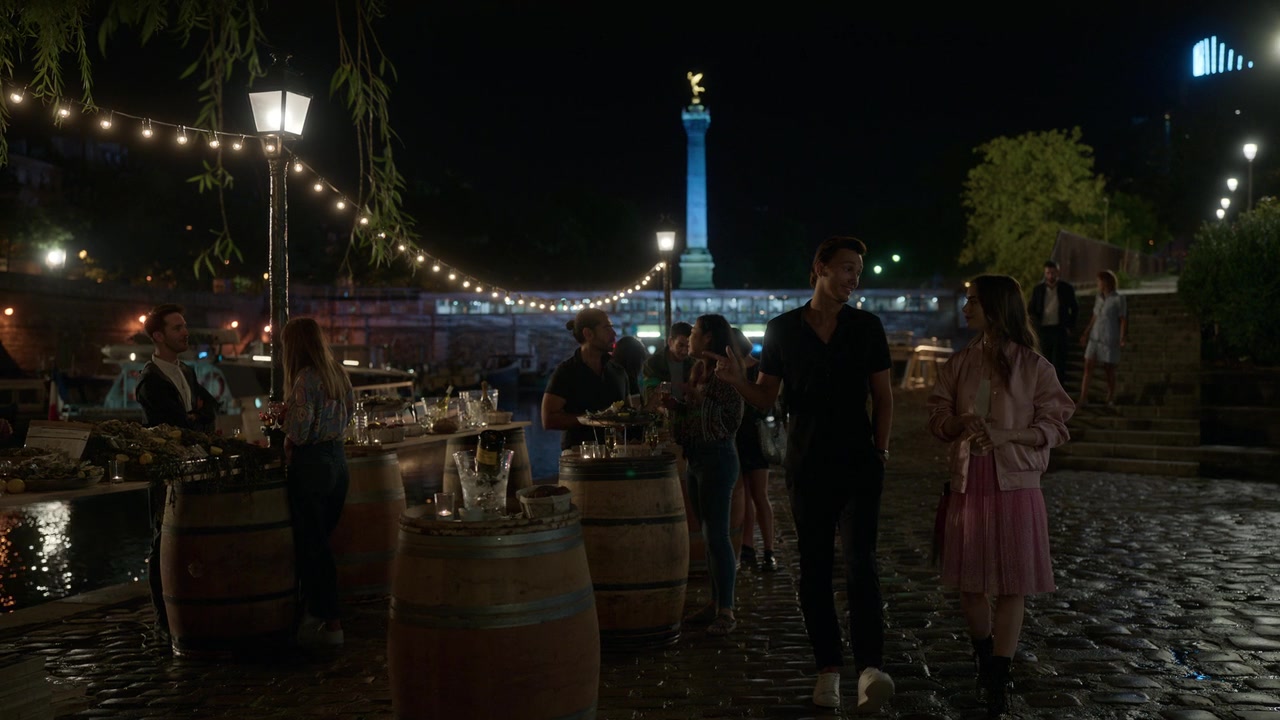 Emily_in_Paris_S01E03_Sexy_or_Sexist_720p_NF_WEB-DL_DDP5_1_x264-BTN_0959.jpg