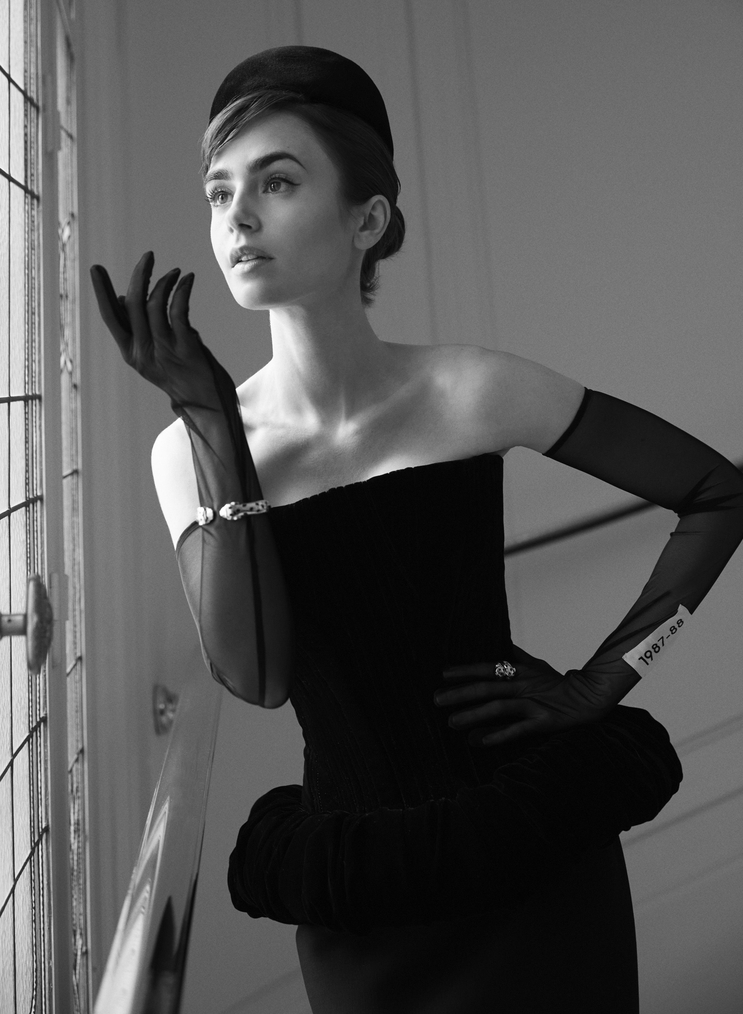 339012397_20230131-harpers-lilycollins0316-1677568542.jpg